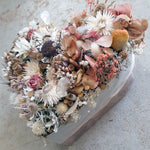 Load image into Gallery viewer, Cœur en fleurs séchées sur bois