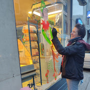 Atelier Flauri Marie-laure peignant sur une vitre des lutins de noël décor de vitres | Flauri