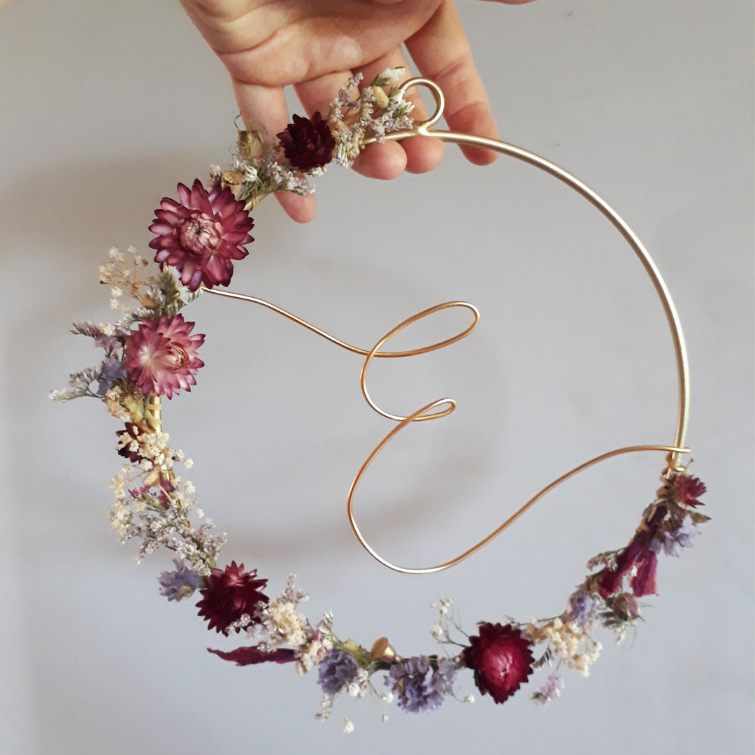 couronne personnalisée lettre fleurs séchées vue de face | Flauri