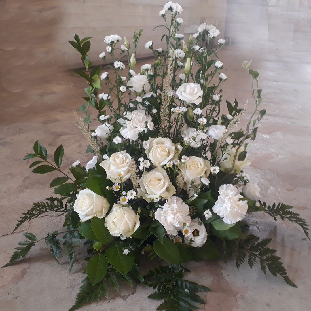 Devant de tombe deuil fleurs fraîches | Flauri